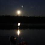 Der Mond spiegelt sich im Wasser =)